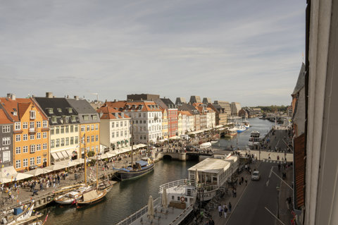 I øverste række til historien